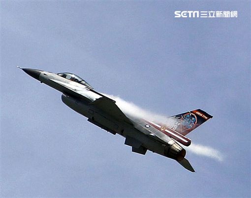 F16戰機彩繪單機特技操演。（記者邱榮吉/攝影）