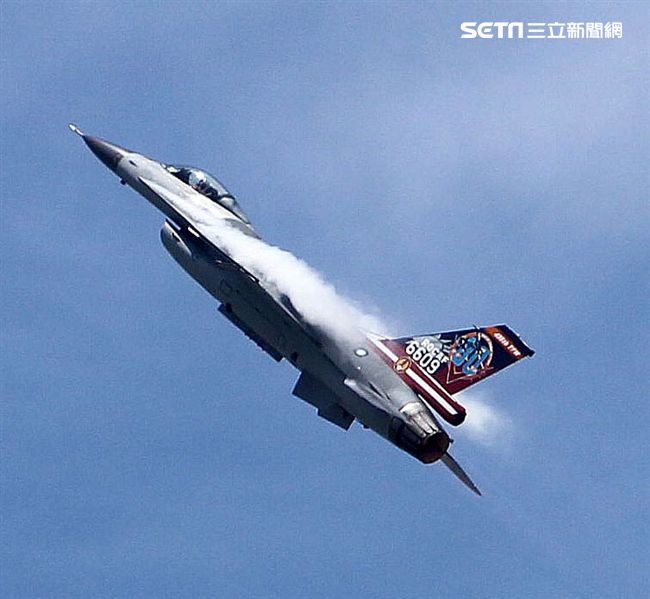 F16戰機彩繪單機特技操演。（記者邱榮吉/攝影）
