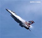 F16戰機彩繪單機特技操演。（記者邱榮吉/攝影）