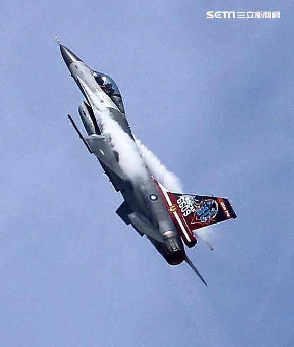 F16戰機彩繪單機特技操演。（記者邱榮吉/攝影）
