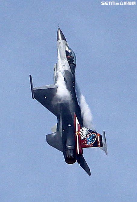 F16戰機彩繪單機特技操演。（記者邱榮吉/攝影）