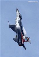 F16戰機彩繪單機特技操演。（記者邱榮吉/攝影）