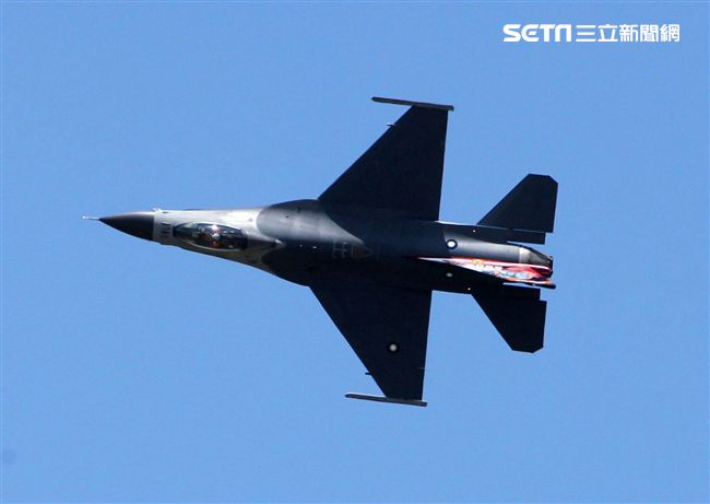 F16戰機彩繪單機特技操演。（記者邱榮吉/攝影）