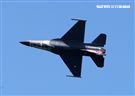 F16戰機彩繪單機特技操演。（記者邱榮吉/攝影）