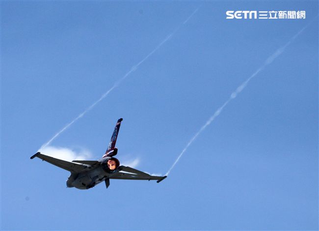 F16戰機彩繪單機特技操演。（記者邱榮吉/攝影）