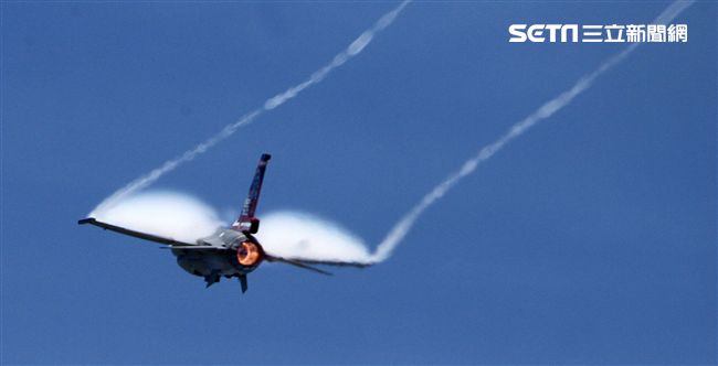 F16戰機彩繪單機特技操演。（記者邱榮吉/攝影）