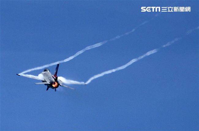 F16戰機彩繪單機特技操演。（記者邱榮吉/攝影）