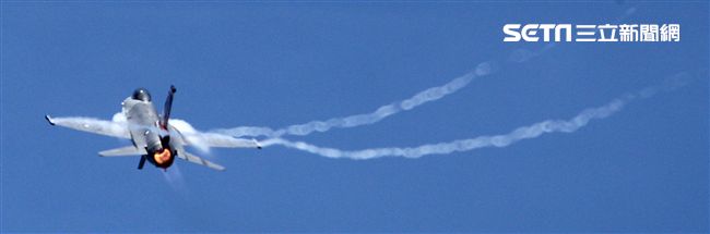 F16戰機彩繪單機特技操演。（記者邱榮吉/攝影）