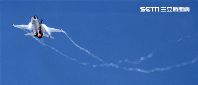 F16戰機彩繪單機特技操演。（記者邱榮吉/攝影）