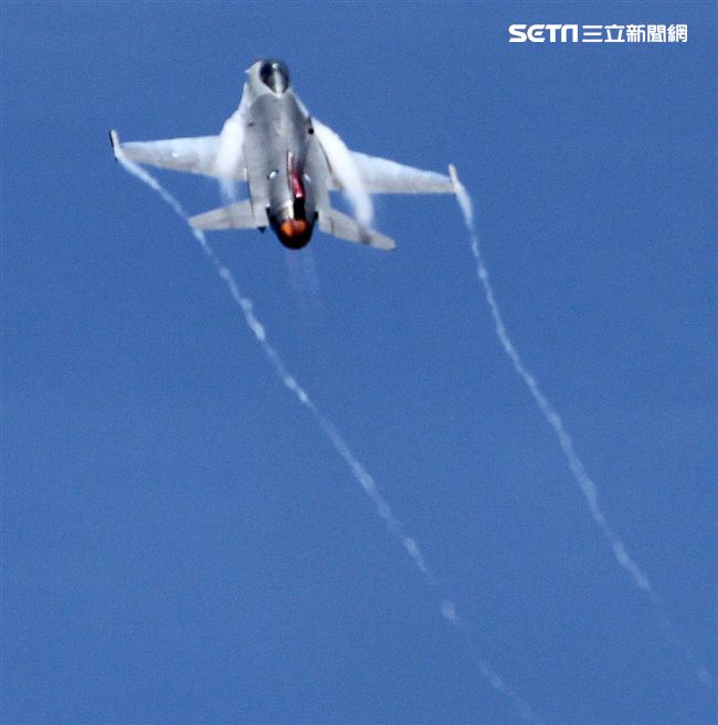 F16戰機彩繪單機特技操演。（記者邱榮吉/攝影）