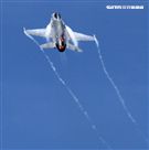 F16戰機彩繪單機特技操演。（記者邱榮吉/攝影）