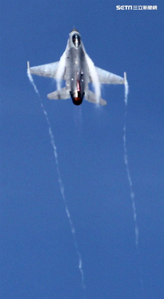 F16戰機彩繪單機特技操演。（記者邱榮吉/攝影）