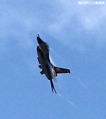 F16戰機彩繪單機特技操演。（記者邱榮吉/攝影）