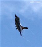 F16戰機彩繪單機特技操演。（記者邱榮吉/攝影）