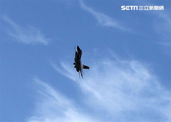 F16戰機彩繪單機特技操演。（記者邱榮吉/攝影）
