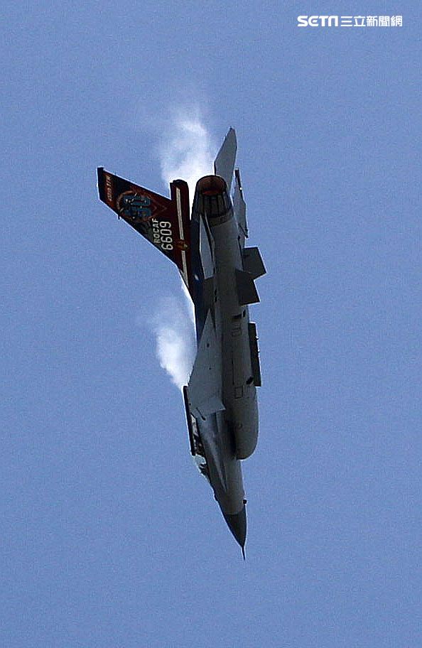 F16戰機彩繪單機特技操演。（記者邱榮吉/攝影）