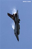 F16戰機彩繪單機特技操演。（記者邱榮吉/攝影）