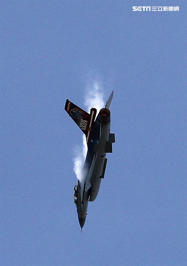 F16戰機彩繪單機特技操演。（記者邱榮吉/攝影）