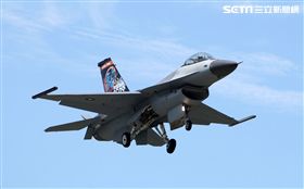F16戰機彩繪單機特技操演。（記者邱榮吉/攝影）