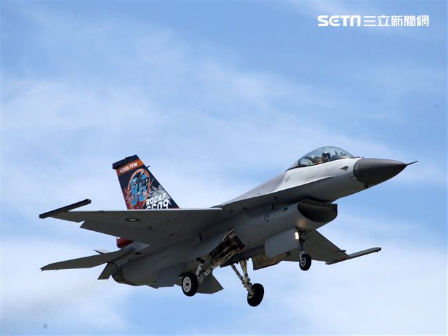 F16戰機彩繪單機特技操演。（記者邱榮吉/攝影）