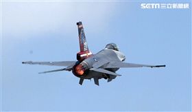 F16戰機彩繪單機特技操演。（記者邱榮吉/攝影）