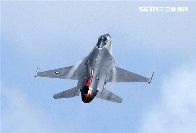 F16戰機彩繪單機特技操演。（記者邱榮吉/攝影）