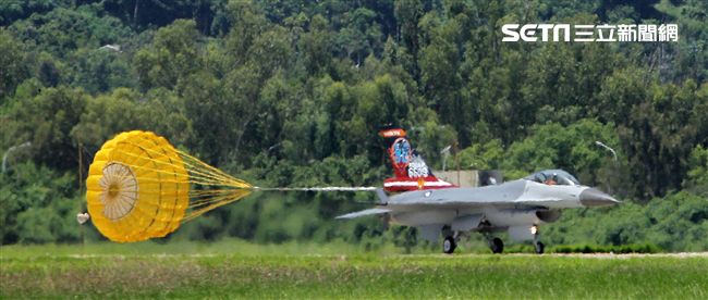 F16戰機彩繪單機特技操演。（記者邱榮吉/攝影）