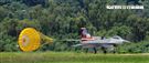 F16戰機彩繪單機特技操演。（記者邱榮吉/攝影）
