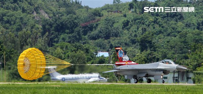 F16戰機彩繪單機特技操演。（記者邱榮吉/攝影）