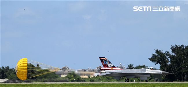 F16戰機彩繪單機特技操演。（記者邱榮吉/攝影）