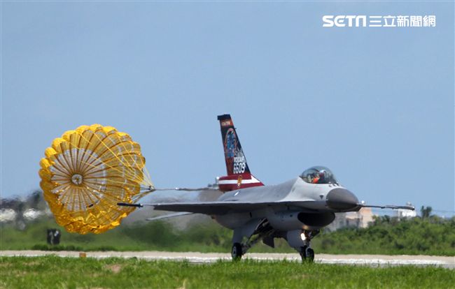 F16戰機彩繪單機特技操演。（記者邱榮吉/攝影）