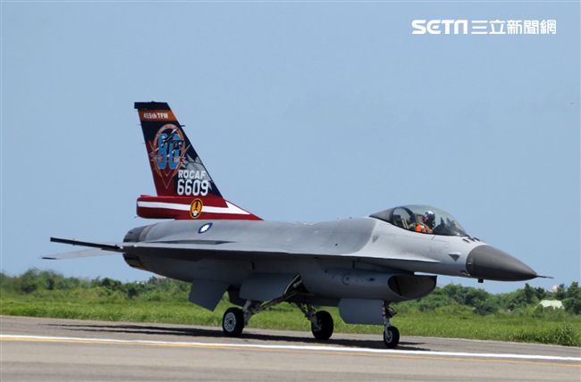 F16戰機彩繪單機特技操演。（記者邱榮吉/攝影）