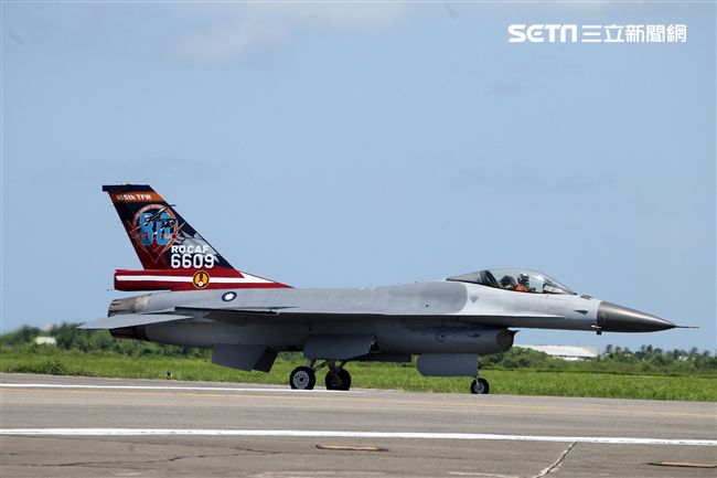 F16戰機彩繪單機特技操演。（記者邱榮吉/攝影）