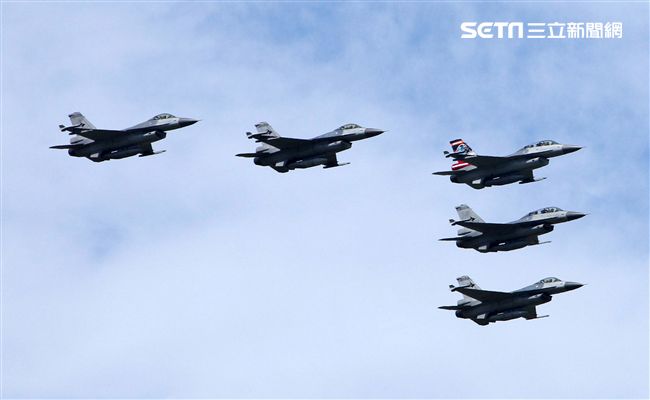 F16戰機彩繪單機特技操演。（記者邱榮吉/攝影）