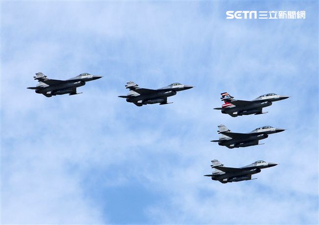 F16戰機彩繪單機特技操演。（記者邱榮吉/攝影）