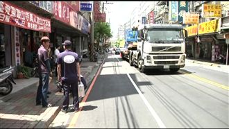 獨居婦闖馬路　遭聯結車輾腳傷重不治