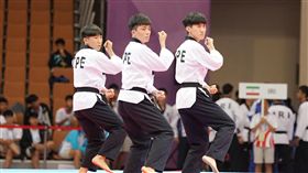 品勢男團銀牌左起謝名揚 、黃佳蓉、張惟傑（圖／大專體總提供）