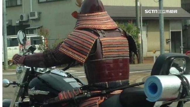 戰國亡靈？日網友路上驚見武將騎士