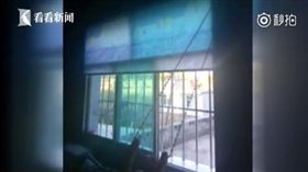 大陸,貴州,女童,窗簾繩勒脖,窒息（圖／翻攝自《看看新聞》）
http://www.miaopai.com/show/2ueRha-aQPfZ5gMbfNl4oAq1bdteRquhw8qbig__.htm