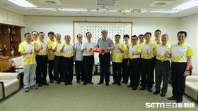 警察局長邱豐光接下警政署督察室薛國材頒發的百萬獎金　市警局提供