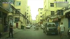 男子活活打死流浪狗。（圖／翻攝自秒拍）