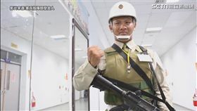 憲兵同仁為受傷憲兵加油打氣。