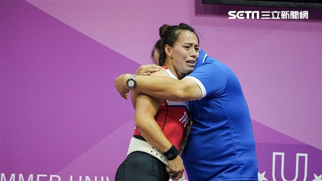 台灣破世界紀錄　郭婞淳抱教練痛哭