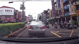 三寶眼盲？警察面前闖紅燈當場被逮