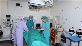 海軍新油彈補給艦「磐石號」快速戰鬥支援艦，艦上配備比擬「野戰醫院」的規模設施，除了血庫、血液分析儀、麻醉雞、移動式X光、牙科室及手術室等，更配備「負壓隔離病房」提供具傳染性病患使用。（記者邱榮吉/攝影）