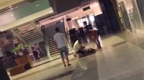 中邪了？女看安娜貝爾直呼惡魔來　精神失常大尖叫嚇壞路人（圖／翻攝自《TV GP1》YouTube）