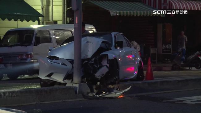 轎車自撞燈桿　駕駛消失只留記者證