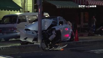 轎車自撞燈桿　駕駛消失只留記者證