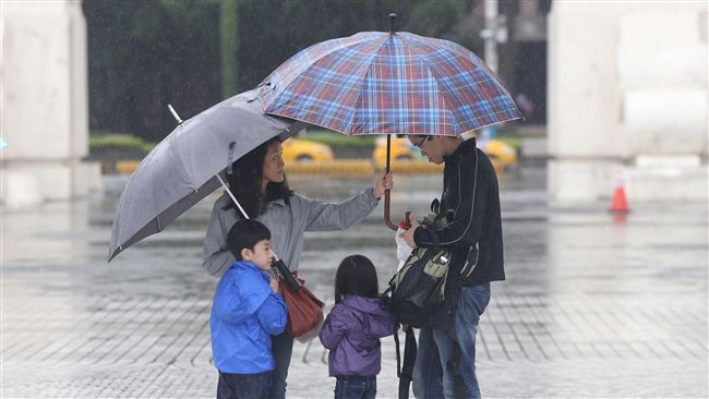 瑪娃外圍環流影響　週末各地防豪雨