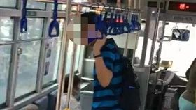 男子見楊男拿起手機錄影立即恢復正常下車離去。（圖／翻攝自爆料公社）